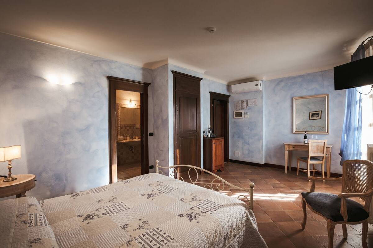 Classic Double or Twin Room | Minibar, individually decorated, desk, iron/ironing board