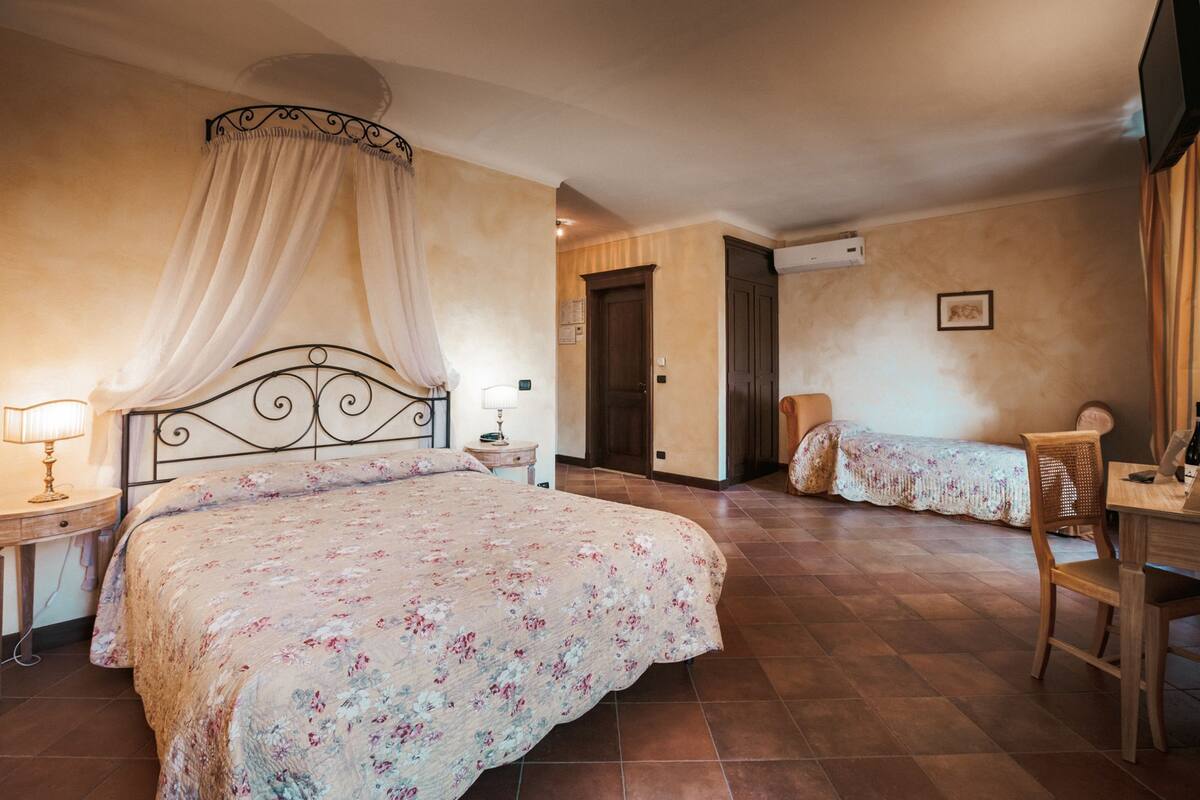 Quarto triplo júnior | Frigobar, individualmente decorados, escrivaninha