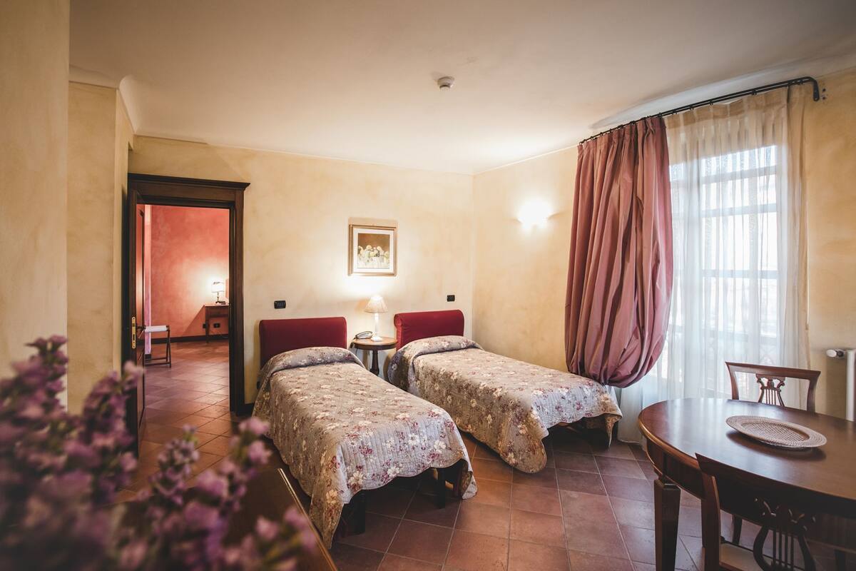 Family Suite | Minibar, individually decorated, desk, iron/ironing board