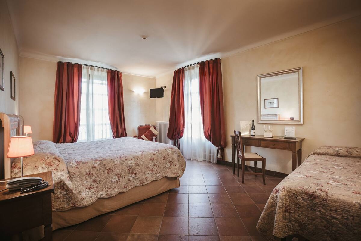 Classic Triple Room | Minibar, individually decorated, desk, iron/ironing board