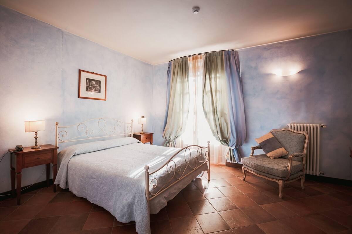 Superior Double Room | Minibar, individually decorated, desk, iron/ironing board