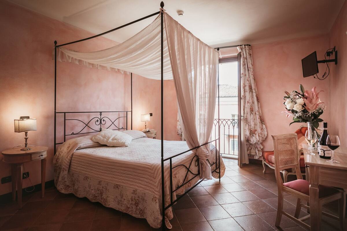 Deluxe Double Room | Minibar, individually decorated, desk, iron/ironing board