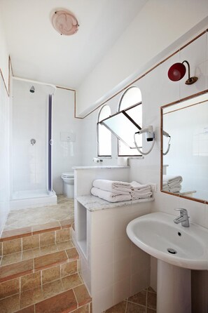 Shower, free toiletries, hair dryer, bidet - Hotel Nido Verde (Agerola)