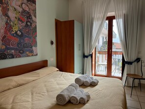 Kamer, 1 twee- of 2 eenpersoonsbedden | Luxe beddengoed, donsdekens, een kluis op de kamer, een bureau