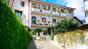 Vista frontal de la propiedad