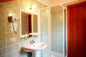 Triple Room | Bathroom | Shower, free toiletries, hair dryer, bidet