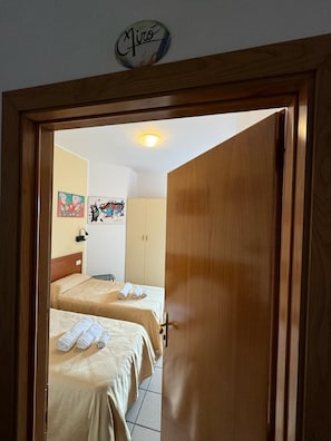 Chambre double ou avec lits jumeaux | Literie de qualité, couette en duvet, coffre-fort, bureau