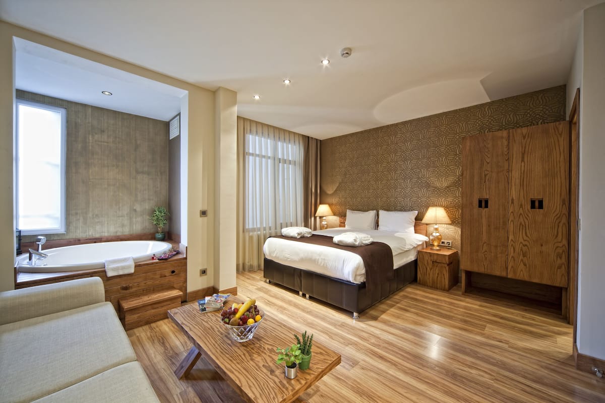 1 bedroom, premium bedding, minibar, in-room safe