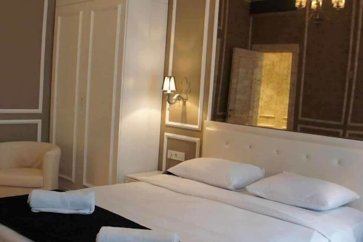 Premium bedding, minibar, in-room safe, desk