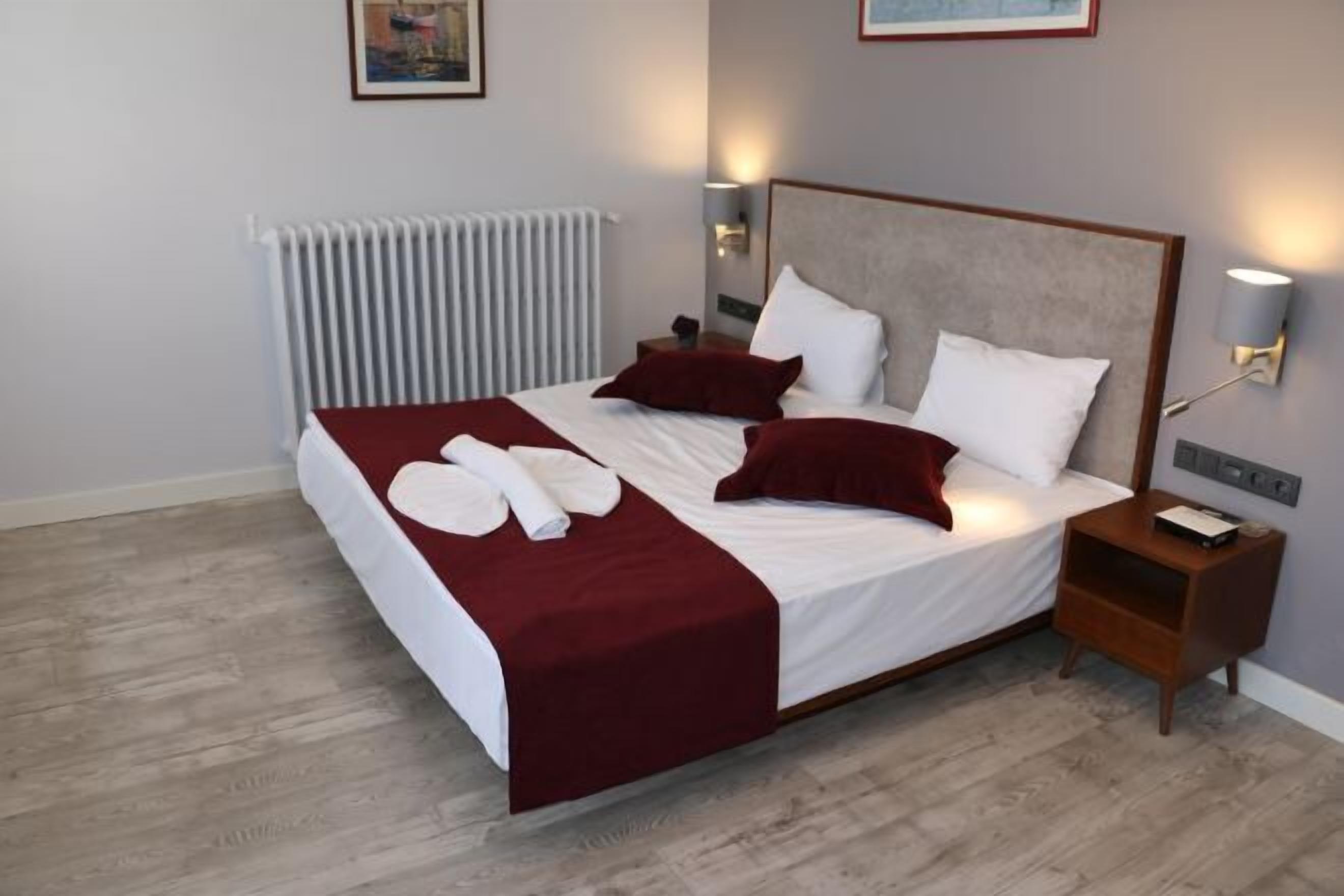 高級寢具、迷你吧、房內夾萬、書桌