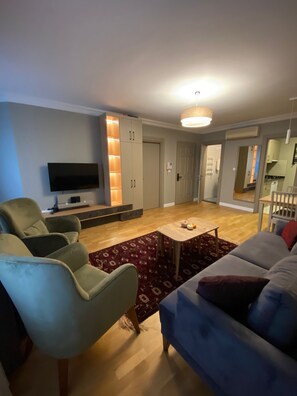 Apartamento estándar, en edificio anexo | Zona de estar | Una televisión LCD