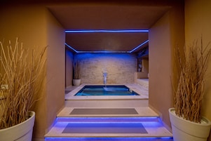 Indoor spa tub