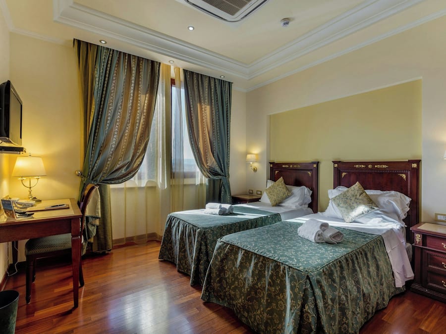 Minibar, coffres-forts dans les chambres, bureau, chambres insonorisées