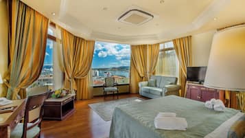 Minibar, caja de seguridad en la habitación y escritorio