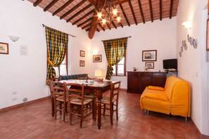 Superior Apartment, 2 Bedrooms, Kitchen, Garden View | Living area