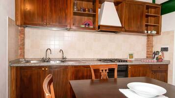 Classic-Apartment, 1 Schlafzimmer, KĂŒche, Gartenblick | Eigene KĂŒche | GroĂer KĂŒhlschrank, Herdplatte, Wasserkocher mit Kaffee-/Teezubehör