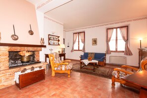 Superior Apartment, 2 Bedrooms, Kitchen, Garden View | Living area