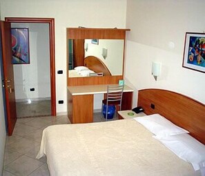 In-room safe, desk, free WiFi, bed sheets - Hotel 2000 (Milan)