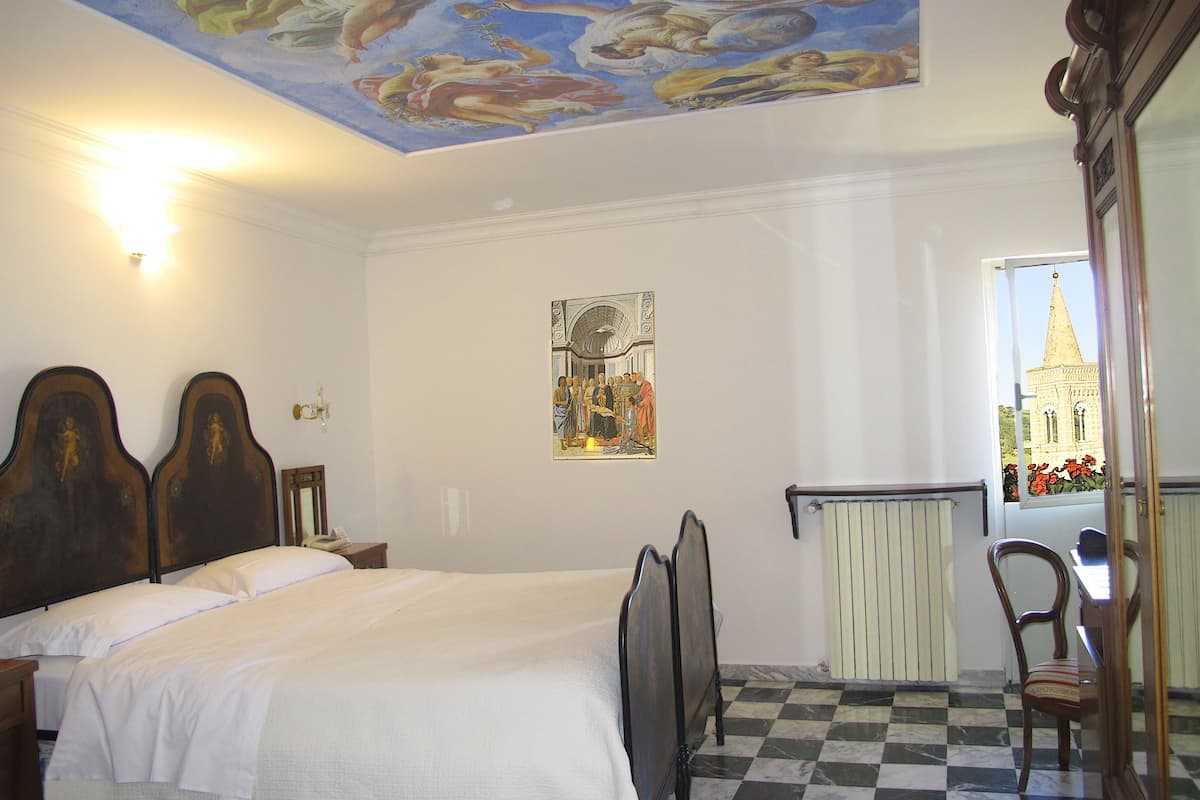Habitación doble superior | Ropa de cama de alta calidad y caja de seguridad en la habitación