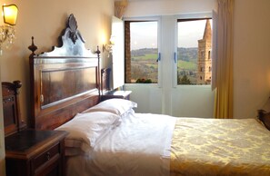 Superior Double Room | Premium bedding, in-room safe, desk, free WiFi - Hotel Raffaello (Urbino)