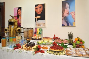 Daily local cuisine breakfast (EUR 10 per person) - Hotel Raffaello (Urbino)