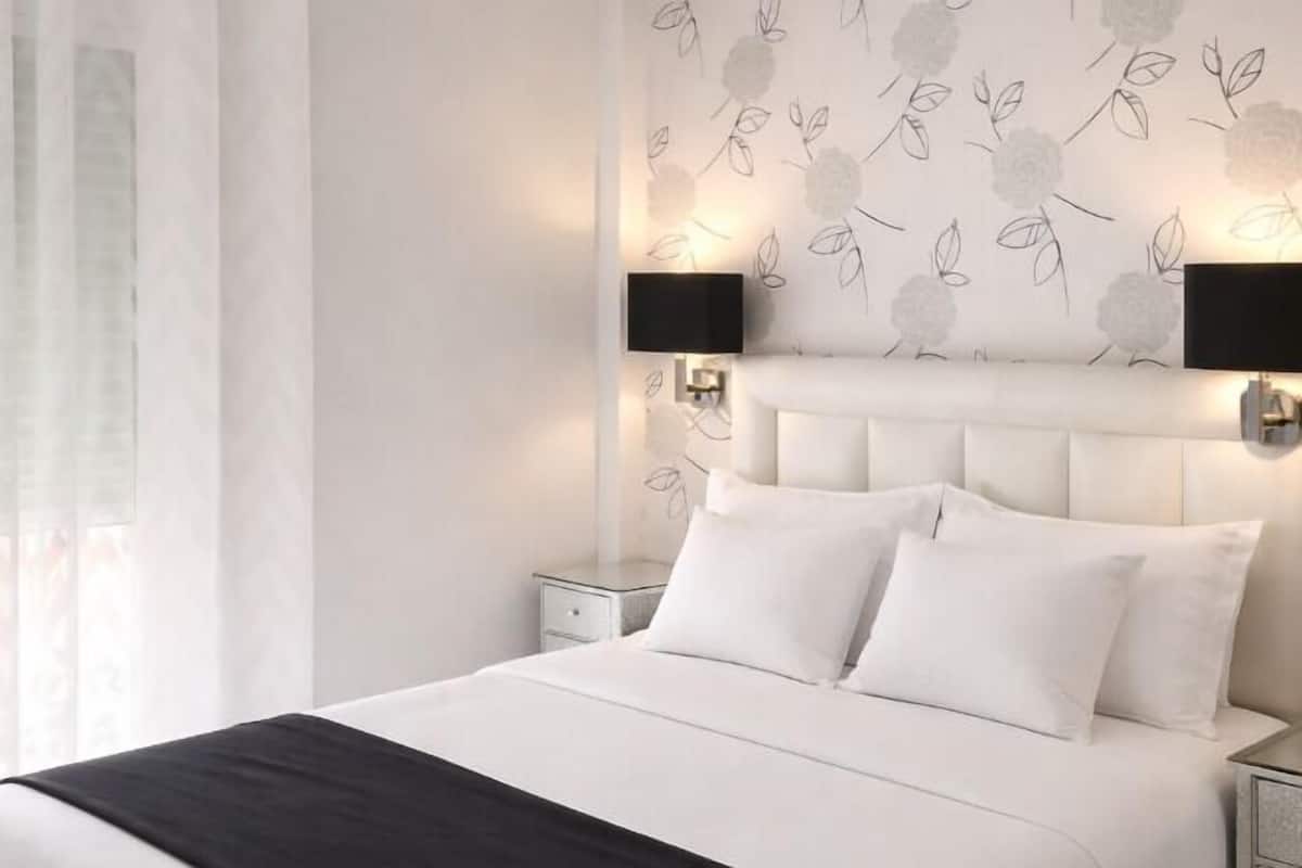 Premium bedding, in-room safe, individually decorated