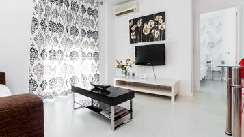 Apartamento, 1 habitación | Sala de estar | Televisión de 32 pulgadas con canales digitales