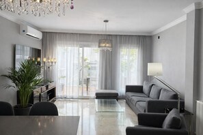 55-inch TV with digital channels, books - Apartamentos Abril (Nerja)
