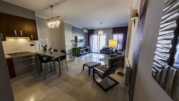Apartamento, 2 habitaciones | Zona de estar | Televisión de 32 pulgadas con canales digitales