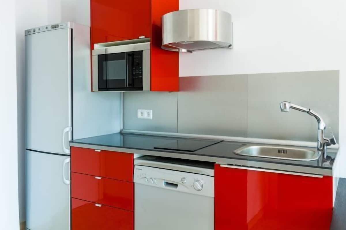 Private kitchen | Full-size fridge, microwave, oven, stovetop