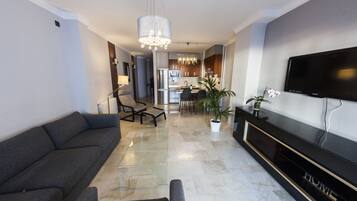 Leilighet, 2 soverom | Oppholdsområde | En 32-tommers TV med digitale kanaler