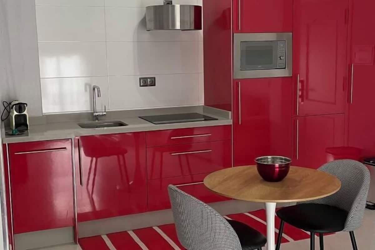 Full-size fridge, microwave, oven, stovetop