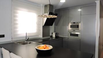 Apartamento exclusivo | Zona de estar | Televisión de 32 pulgadas con canales digitales