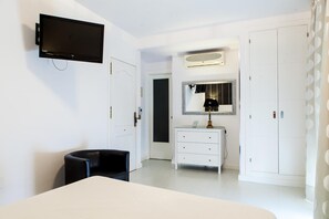 Ropa de cama de alta calidad y caja de seguridad en la habitación 