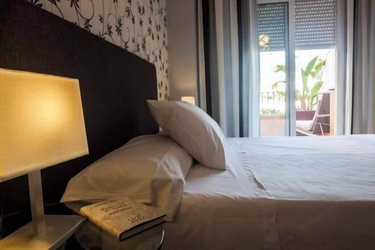 Premium bedding, in-room safe, individually decorated