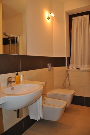 Superior Double Room | Minibar, in-room safe, desk, free WiFi - Saint Pierre (Saint-Pierre)