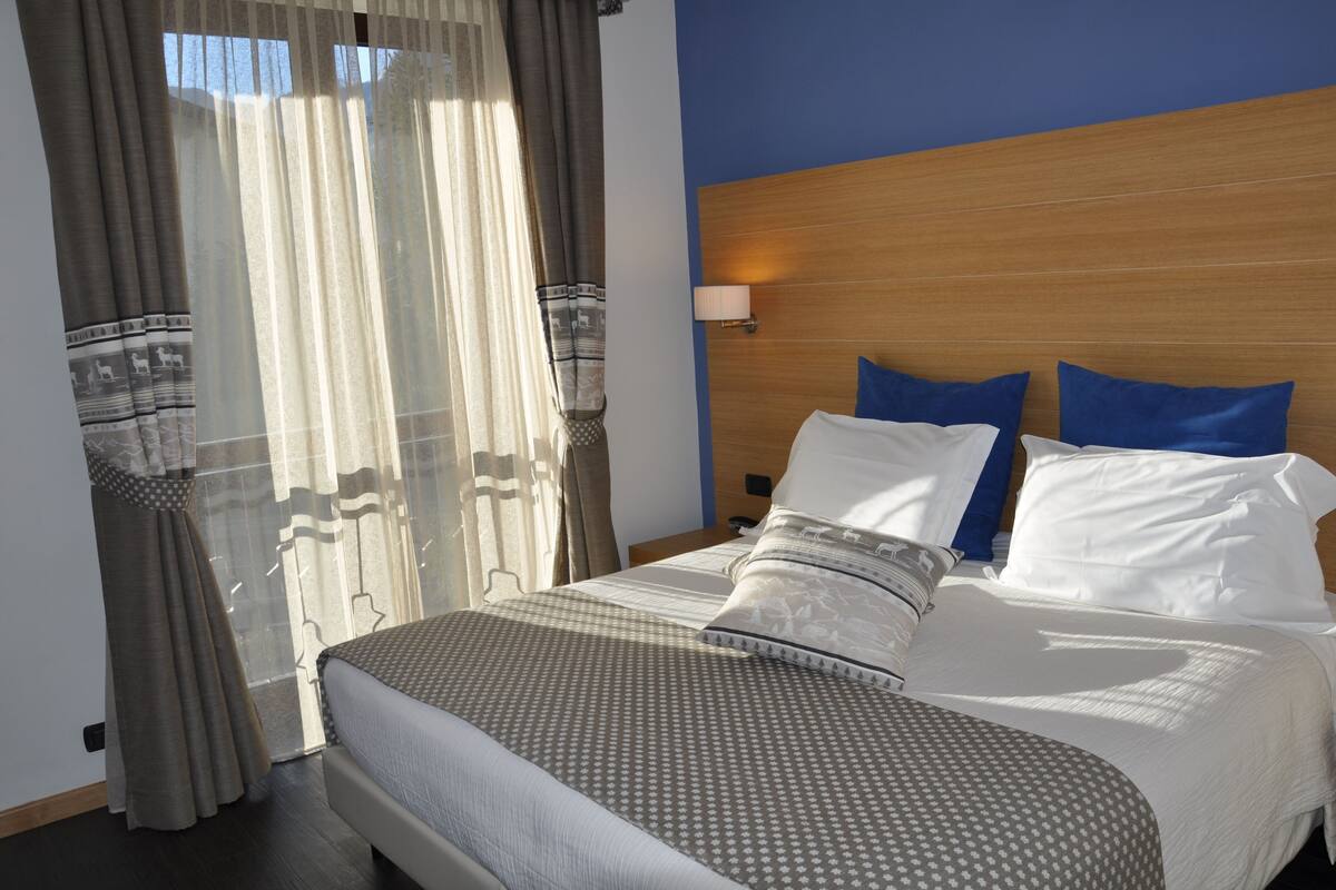 superior double room | minibar, in-room safe, desk, free wifi