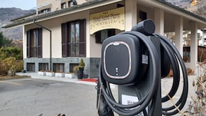 A charging station in front of Hotel Saint Pierre. - Saint Pierre (Saint-Pierre)