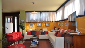 A living room with a sofa set, a coffee table, and a TV stand. - Saint Pierre (Saint-Pierre)