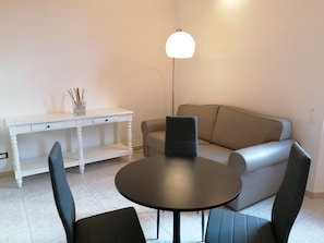 Estudio clásico, 1 habitación | Zona de estar | Una televisión