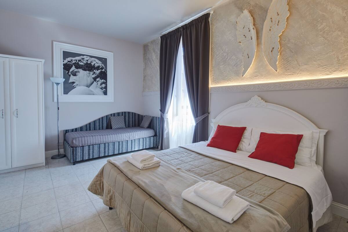 Superior Room | Desk, soundproofing, WiFi (free)