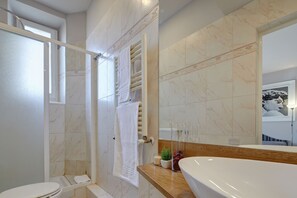 Superior Room | Bathroom | Shower, hair dryer, bidet, towels - Leone X Guest House (Florence)