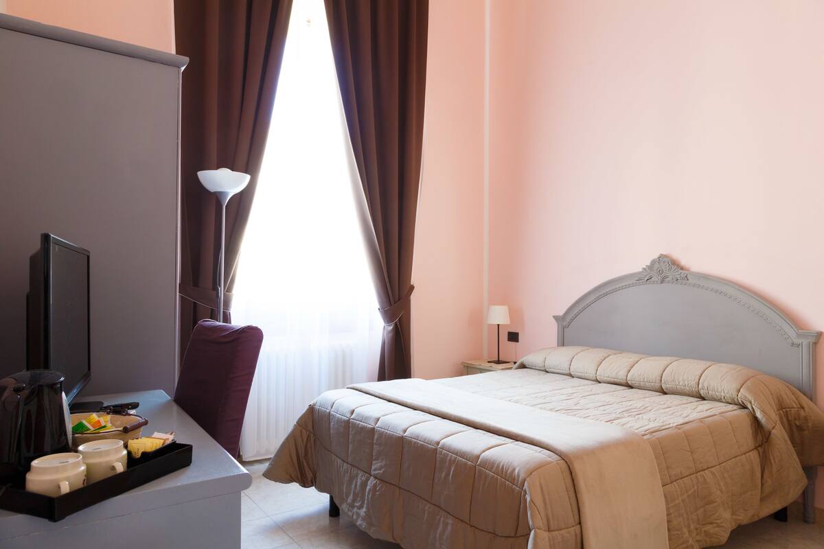 Economy Double Room | Desk, soundproofing, WiFi (free)