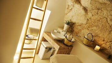Couples treatment room(s), sauna, hot tub, steam room, body treatments