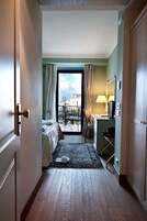 迷你吧、客房内保险箱、办公桌、遮光窗帘