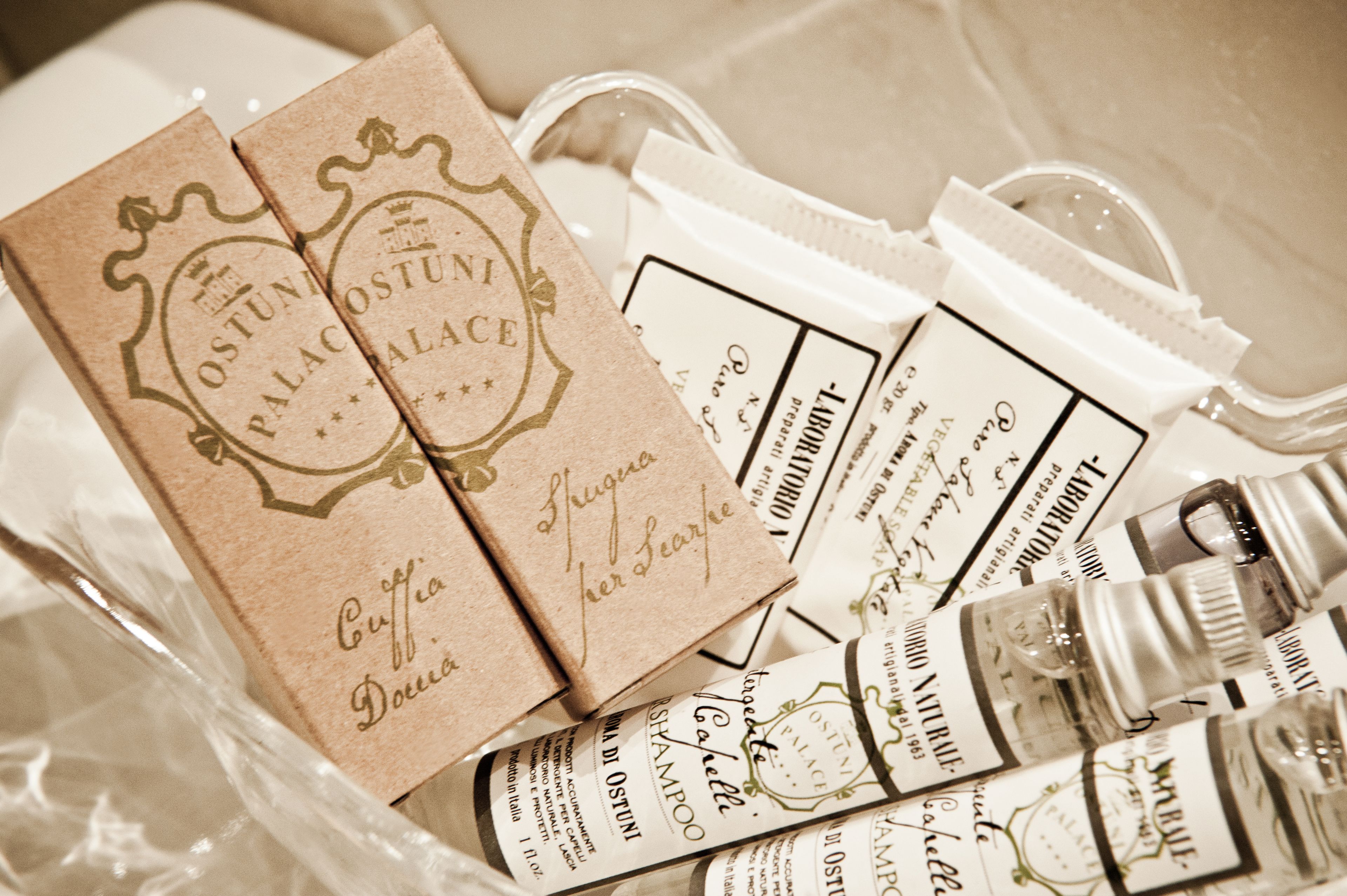 combined shower/bathtub, free toiletries, hair dryer, bidet