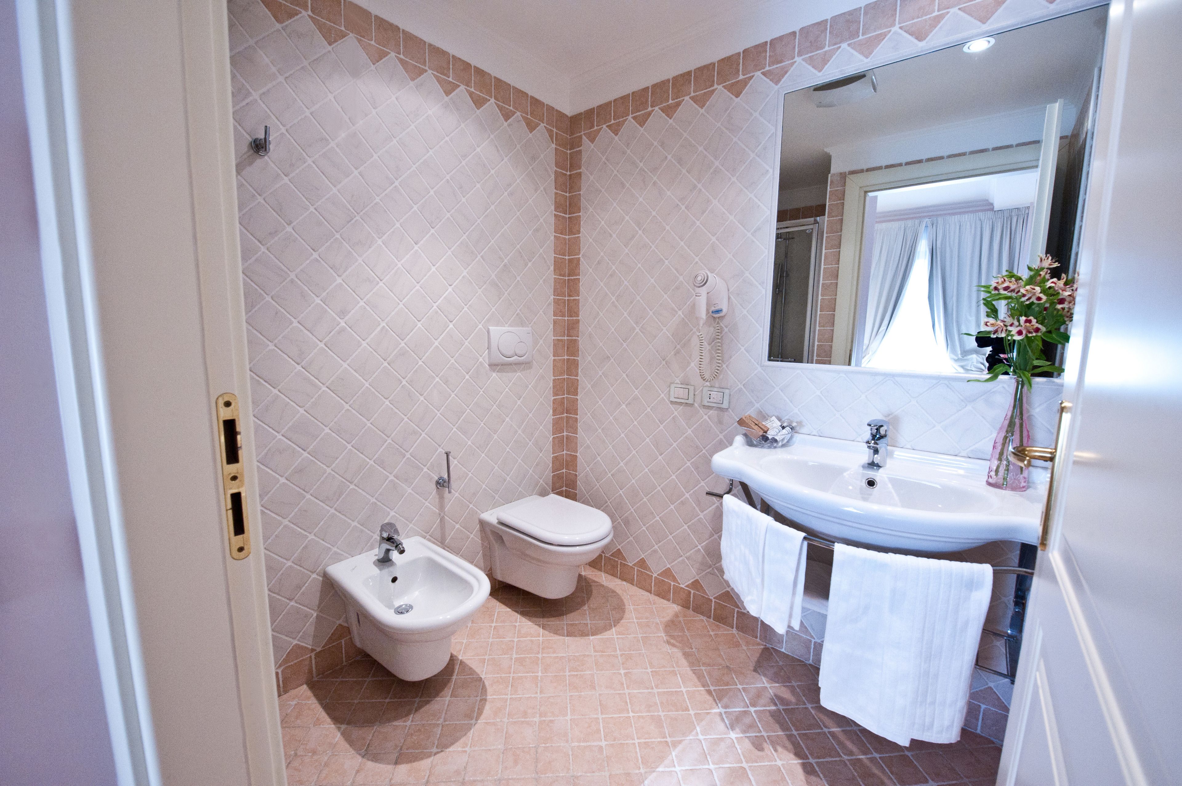 combined shower/bathtub, free toiletries, hair dryer, bidet