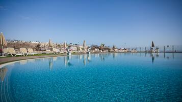 2 Außenpools, geöffnet von 09:00 Uhr bis 21:00 Uhr, Sonnenschirme