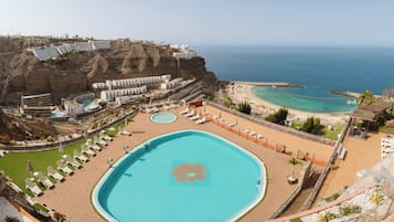 2 piscinas al aire libre (de 09:00 a 21:00), sombrillas, tumbonas