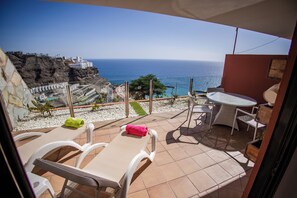 Leilighet – standard, sjøutsikt | Terrasse/patio